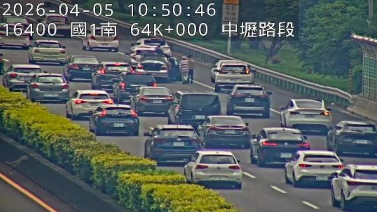 國1北向63.4公里處,發生3輛小車追撞事故,占用外線車道。(圖/高公局提供)