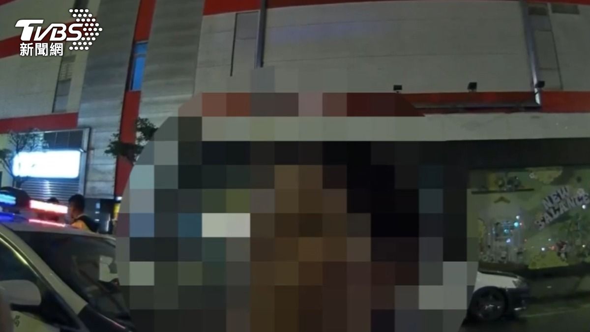 婦人向警方說明事情來龍去脈。(圖/TVBS)