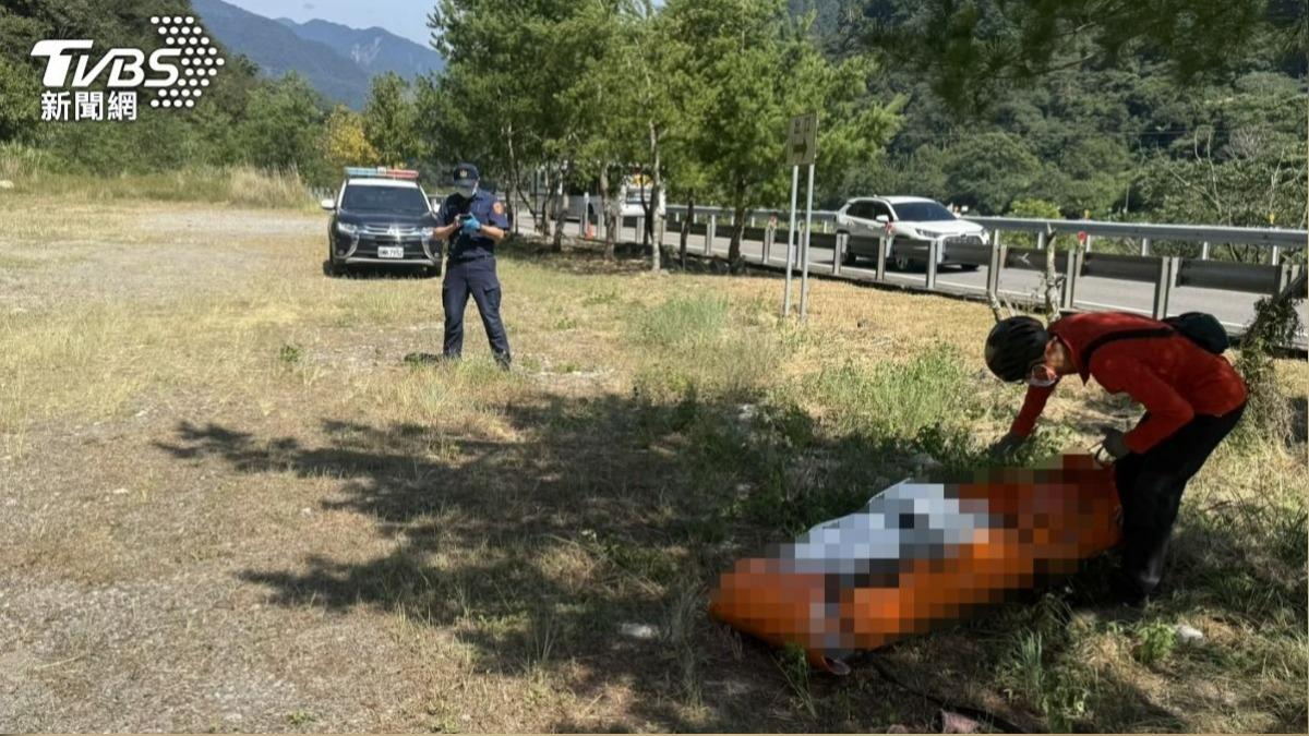 搜救人員苦尋47天終於尋獲失聯山友。(圖/TVBS)