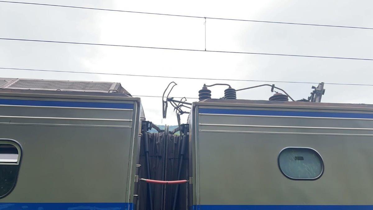 台鐵2車集電弓受損、宜蘭段電力故障單向雙向通行 多班次延誤