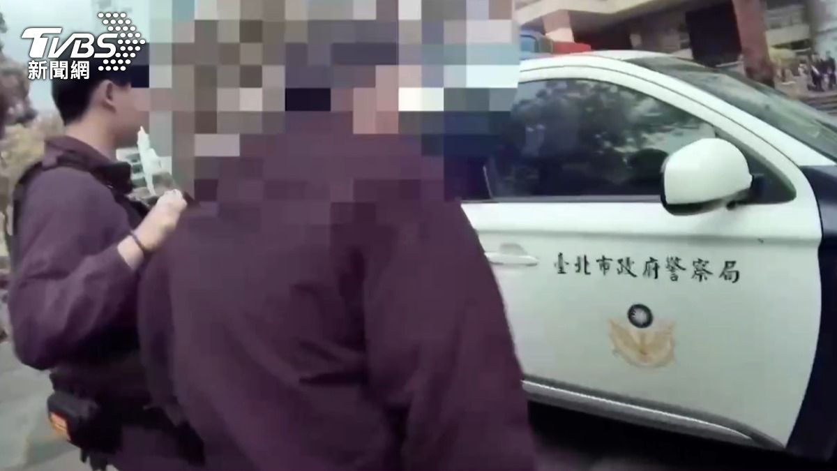 警方見男子情緒不穩且攜刀械，將其帶返派出所依社維法送辦。（圖／TVBS）