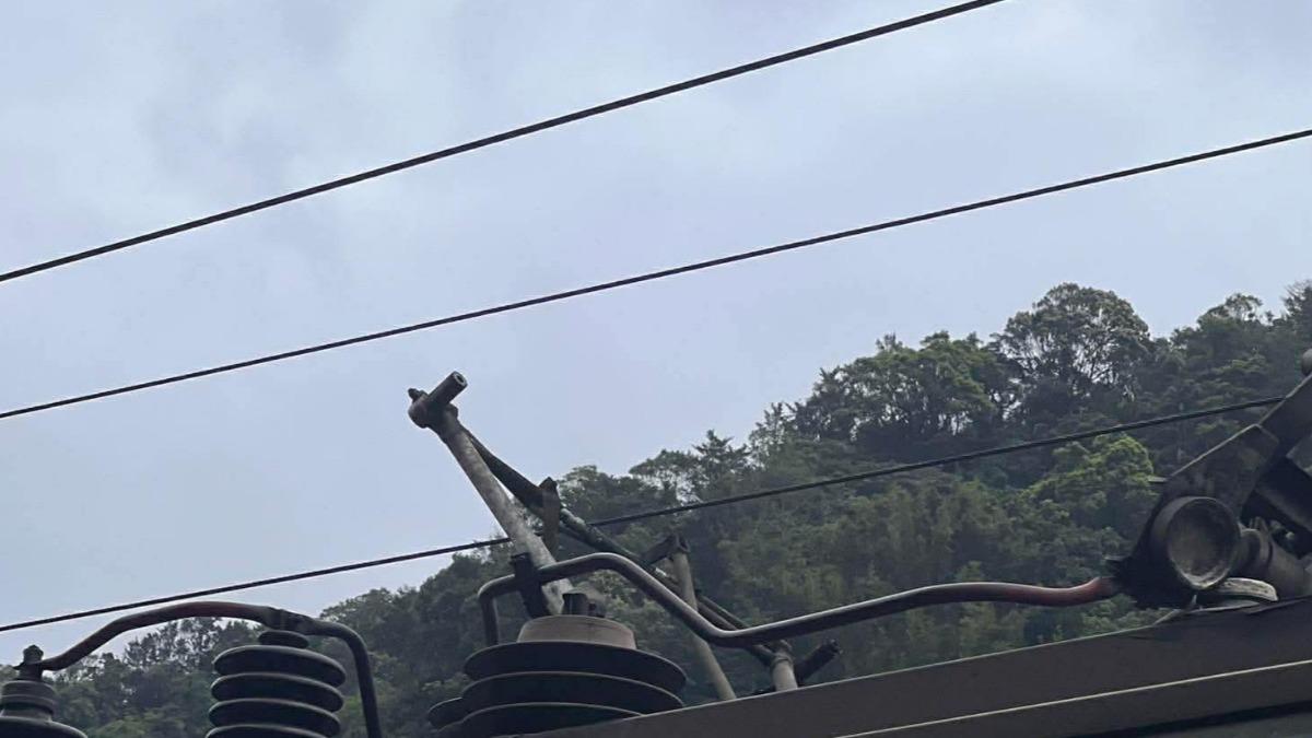 台鐵的普悠瑪號和區間車各1列次發生集電弓受損事件。(圖/三鐵情報社:事故通報與鐵道事件分享FB)