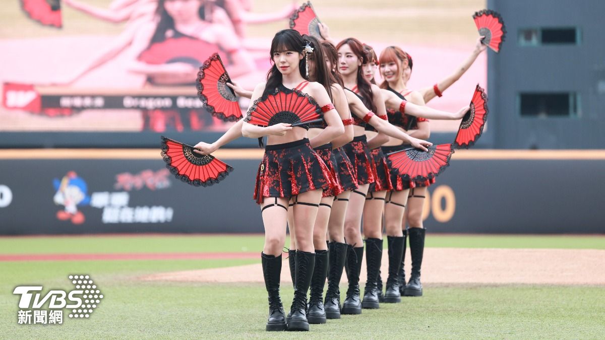 味全龍小龍女帶來開場表演。(圖/趙世平攝)