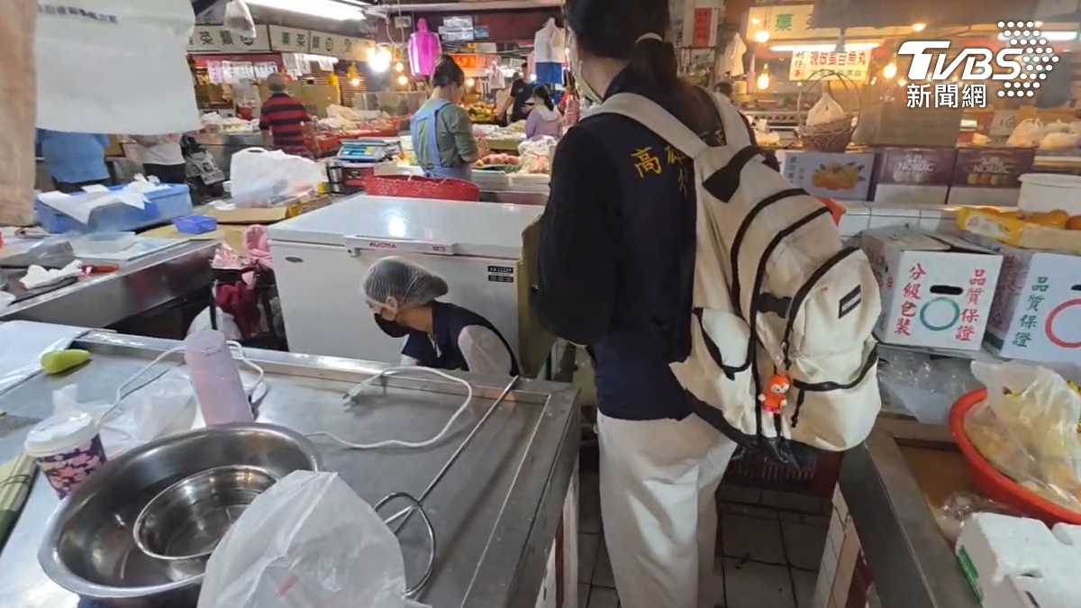 衛生局稽查人員前來稽查,直接要求業者停業,業者一度不願配合(圖/TVBS)