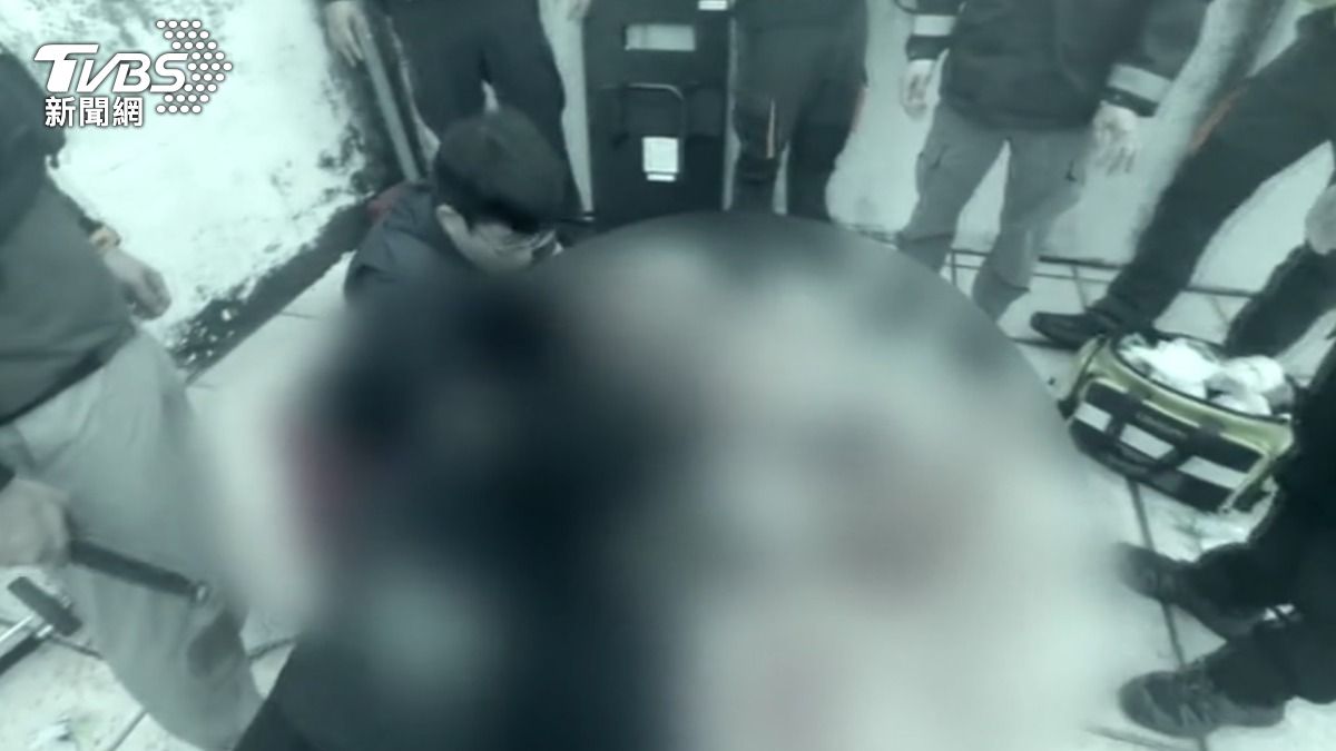 影音／泰男持刀闖民宅！一家三口全傷　副所長圍捕「手縫4針」