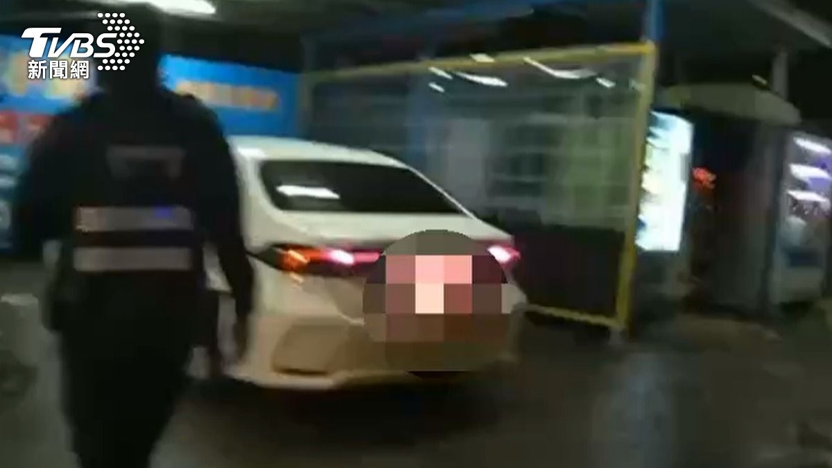 反向停車又不洗車,旁人察覺有異報警。(圖/TVBS)