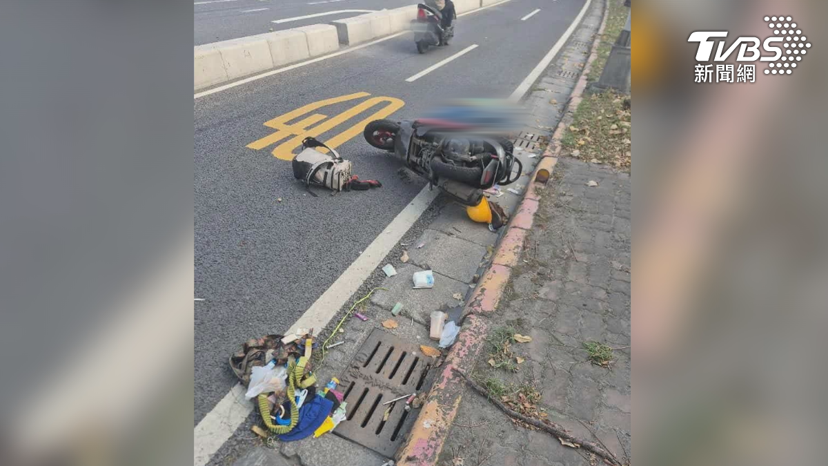 高雄小港沿海三路環球水泥門口，五名騎士紛紛打滑摔車，其中一名27歲男子額頭骨裂昏迷五天（圖／TVBS）