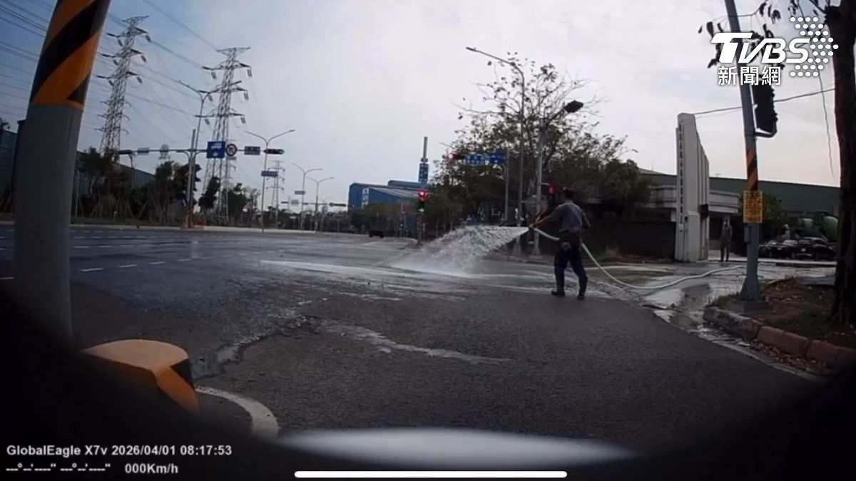 高雄小港環泥公司門口，同個地點接連五名騎士因地面濕滑摔傷，家屬懷疑是工人灑水導致摔車（圖／TVBS）