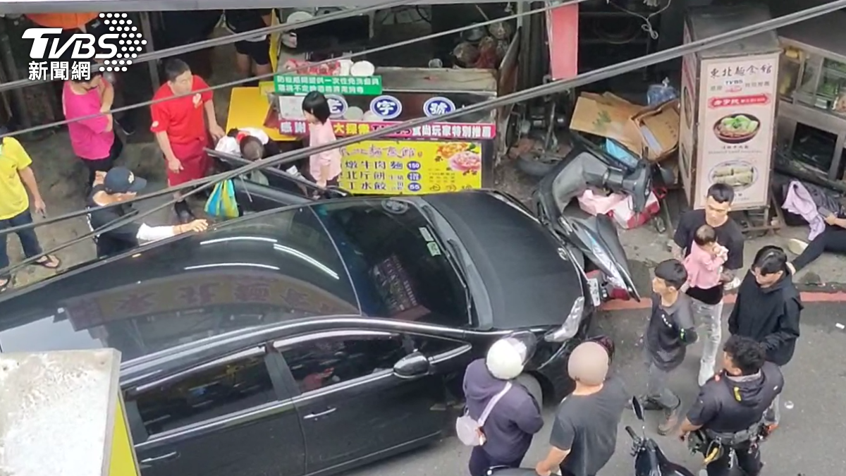 快訊/轎車暴衝撞基隆廟口夜市旁2店面 孕婦、女童遭撞4人送醫