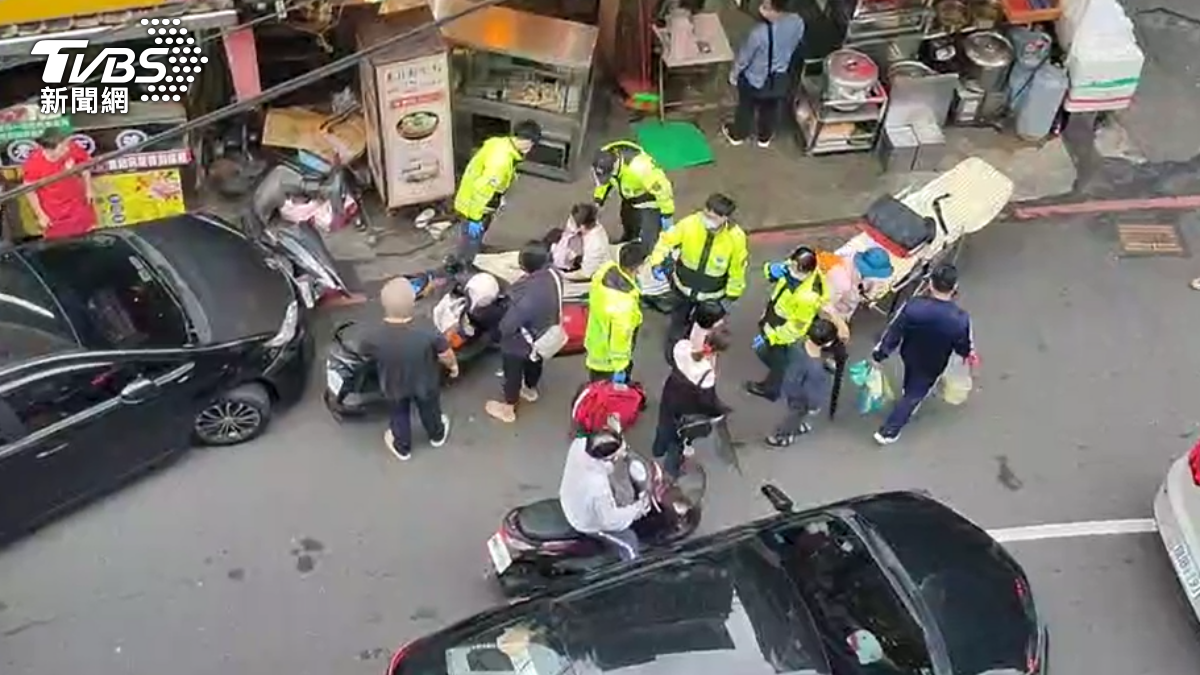 警方與救護人員到場將傷者送醫。(圖/TVBS)