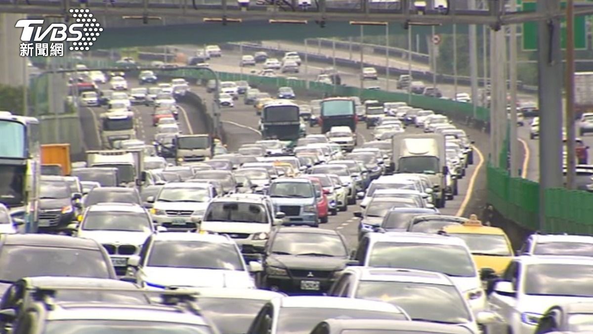 高公局預估明日午後將湧現北返車潮，呼籲民眾盡量避開尖峰時段。（圖／TVBS）