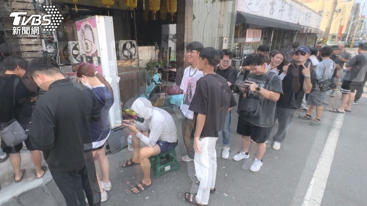 連假塞在排隊路上! 戰鬥陀螺神杖吸人潮湧小鎮。(圖／TVBS)