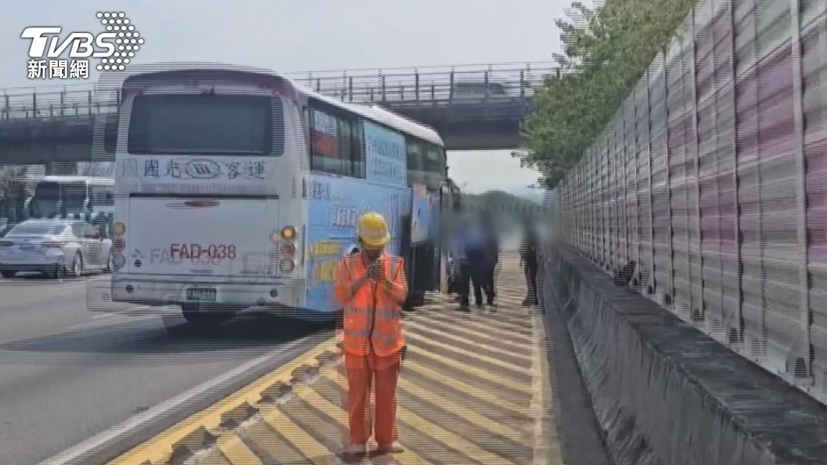 國道客運突竄火光！9乘客急疏散。（圖／TVBS）
