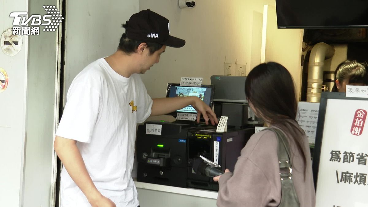 台北一間鹹酥雞店使用日本很常見的「自助結帳找零機」。(圖/TVBS)