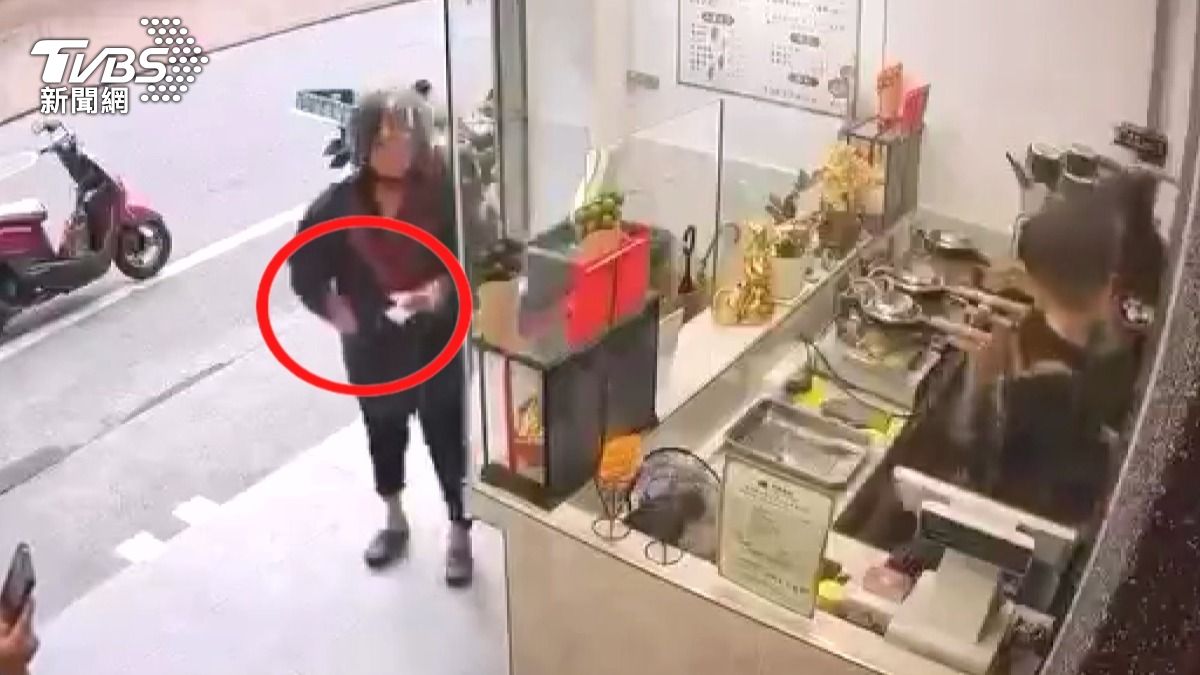 買地瓜球喊少找錢！監視器揭「藏鈔手」。（圖／店家提供）