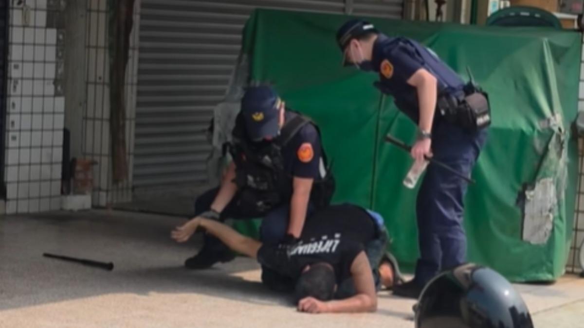 警將持刀男壓制在地。(圖/翻攝臉書)