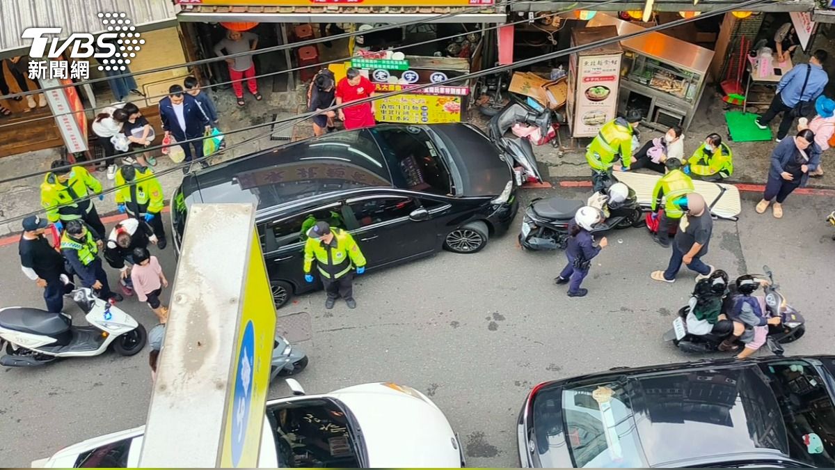 影音/又是毒駕!基隆男聽救護車聲一慌 失控衝撞孕婦、女童釀5傷