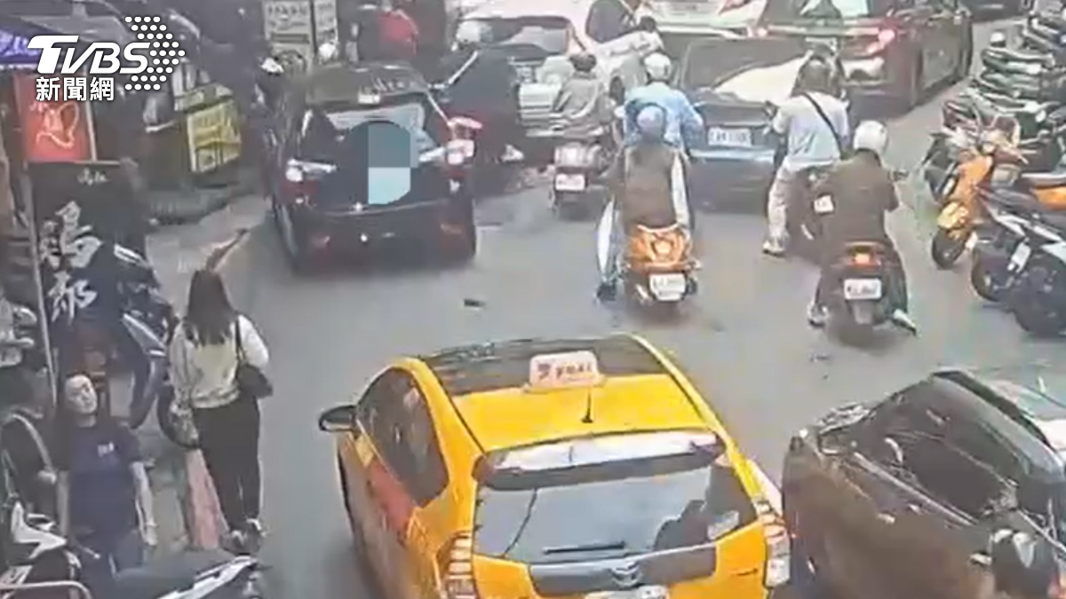 陳姓駕駛撞上路邊店家。(圖/TVBS)