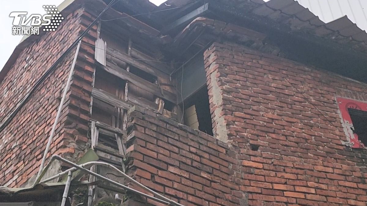 土城磚屋突坍塌，35歲男困塌屋喊「媽媽」。（圖／TVBS）
