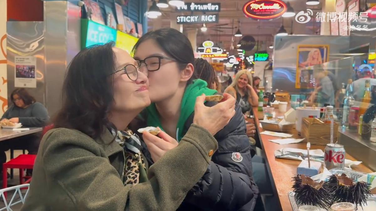 徐冬冬曾分享與老公、婆婆胡燕妮一起出外吃宵夜的影片,還親婆婆的臉,看起來感情極佳。(圖/翻攝自微博)