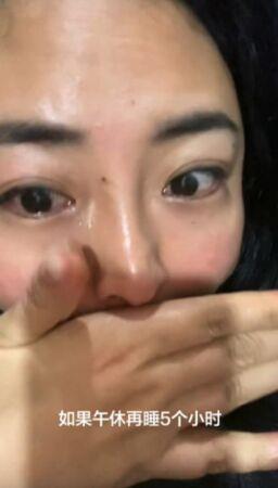 河南女子溼了眼眶控訴老闆。(圖/翻攝自微博)