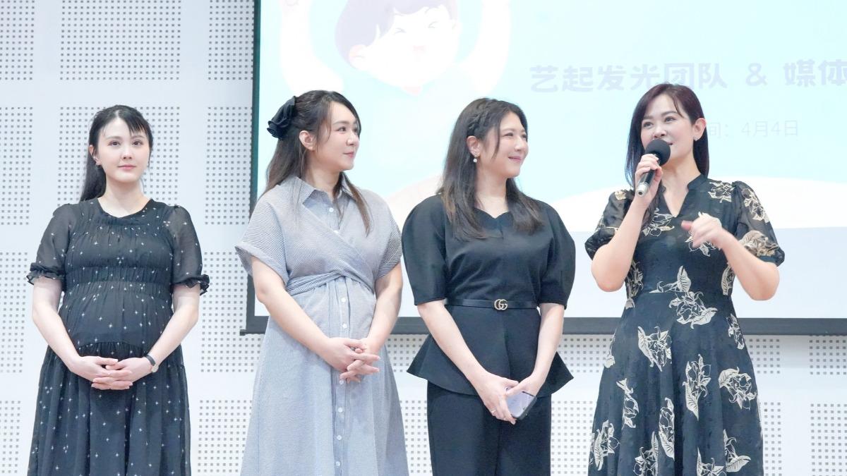 張晏塵、李又汝、鄭亦真和張維齡等4位媽媽到馬來西亞古晉幫助弱勢兒童。(圖/藝起發光X蒙福教會提供)