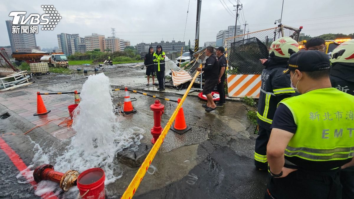 警消到場拉起封鎖線。(圖/施協源攝)
