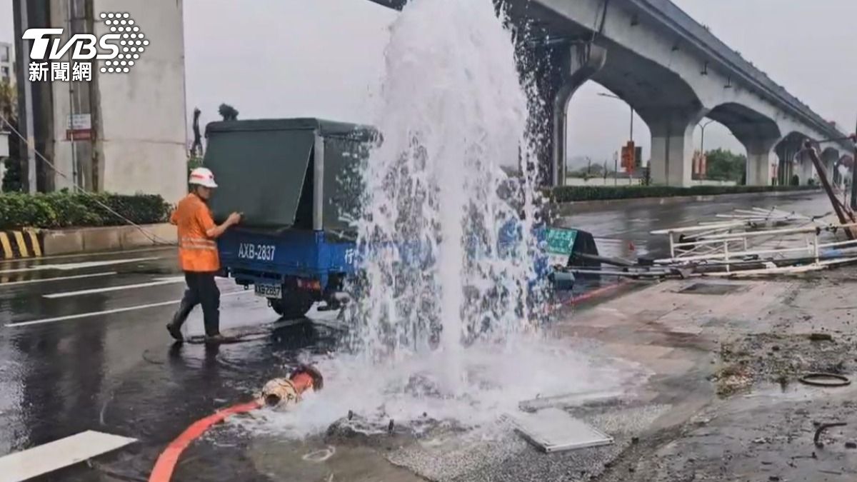 消防栓水柱不斷冒出。(圖/施協源攝)