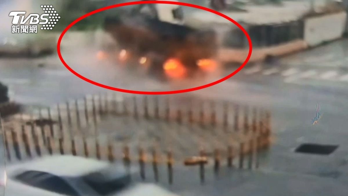砂石車撞破圍籬。(圖/TVBS)
