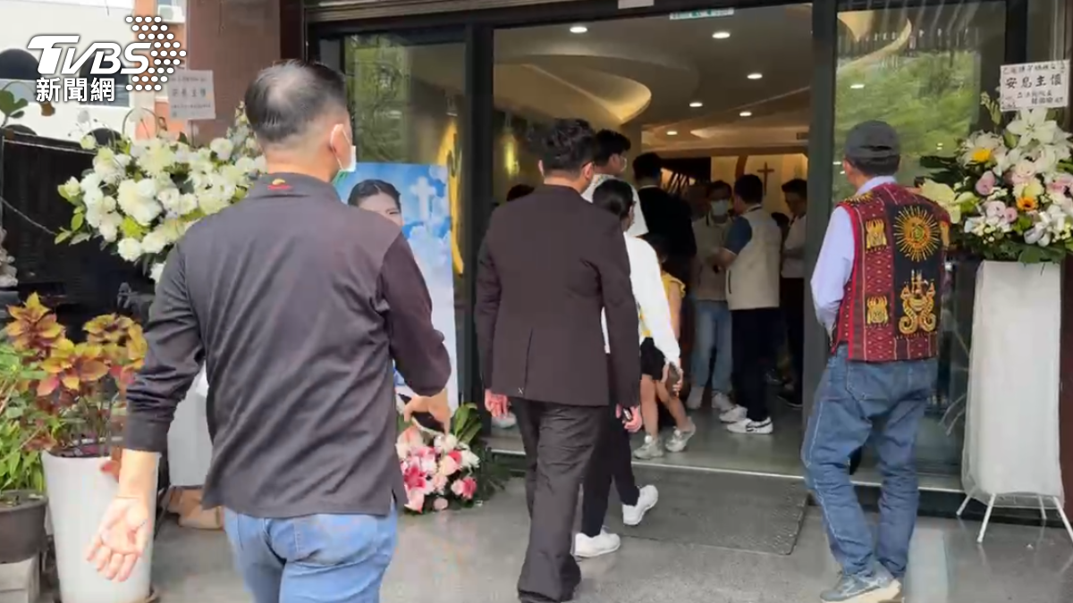 巴女告別式現場哀戚，眾親友不捨前來送別。（圖／TVBS）