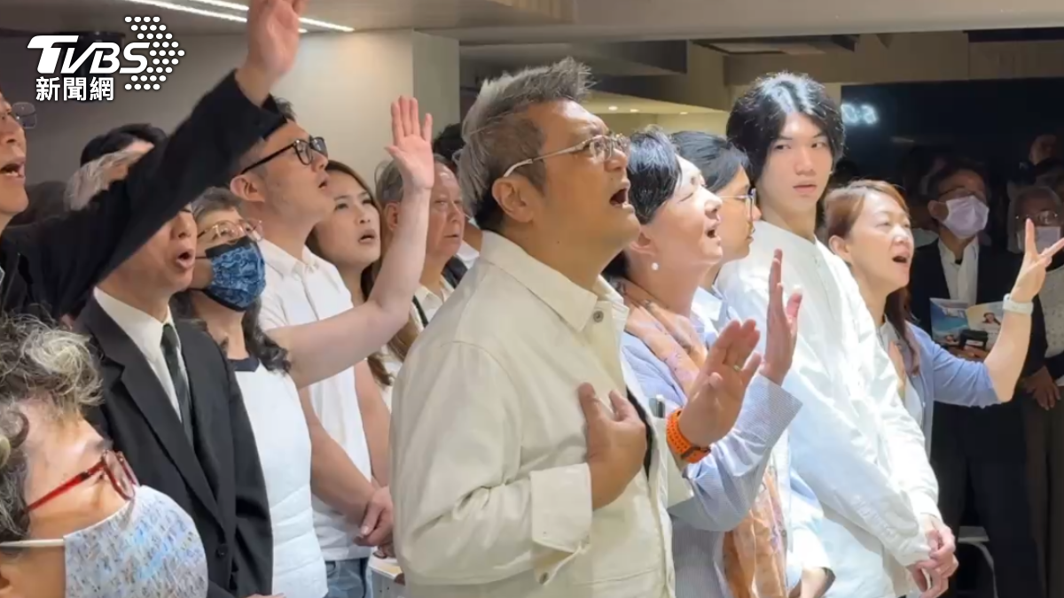 巴女家屬不捨唱歌淚送愛女。（圖／TVBS）
