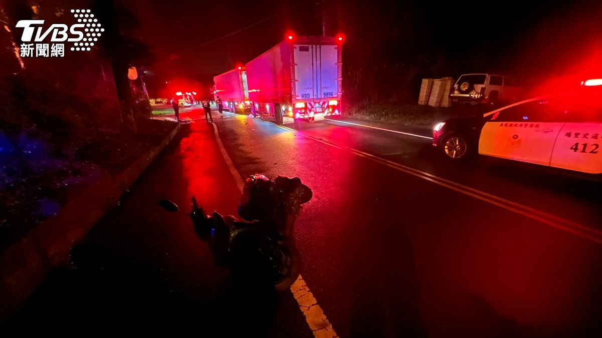 南投埔里深夜發生死亡車禍,女騎士遭大貨車輾斃。(圖/TVBS)