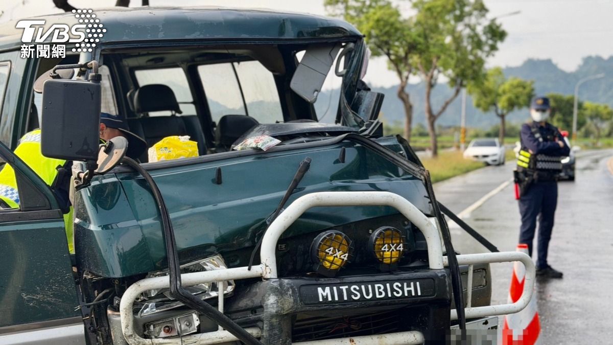 警方翻找車上跡證，而受傷駕駛、副駕駛皆分別送醫搶救。（圖／TVBS）