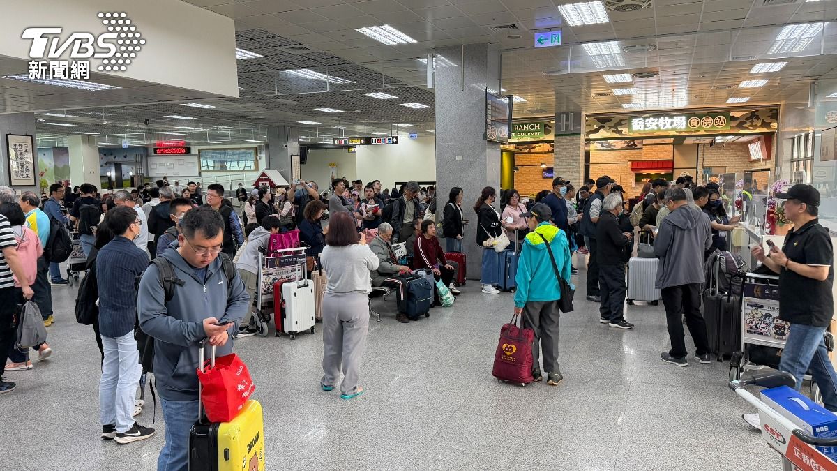 清明收假濃霧!金門9航班取消 旅客苦笑送「關島」1日遊