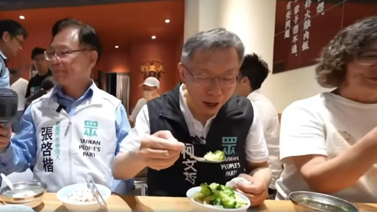 柯用餐時將桌上2盤小菜全部掃進自己碗中，畫面引發討論。（圖／翻攝自柯文哲YT）