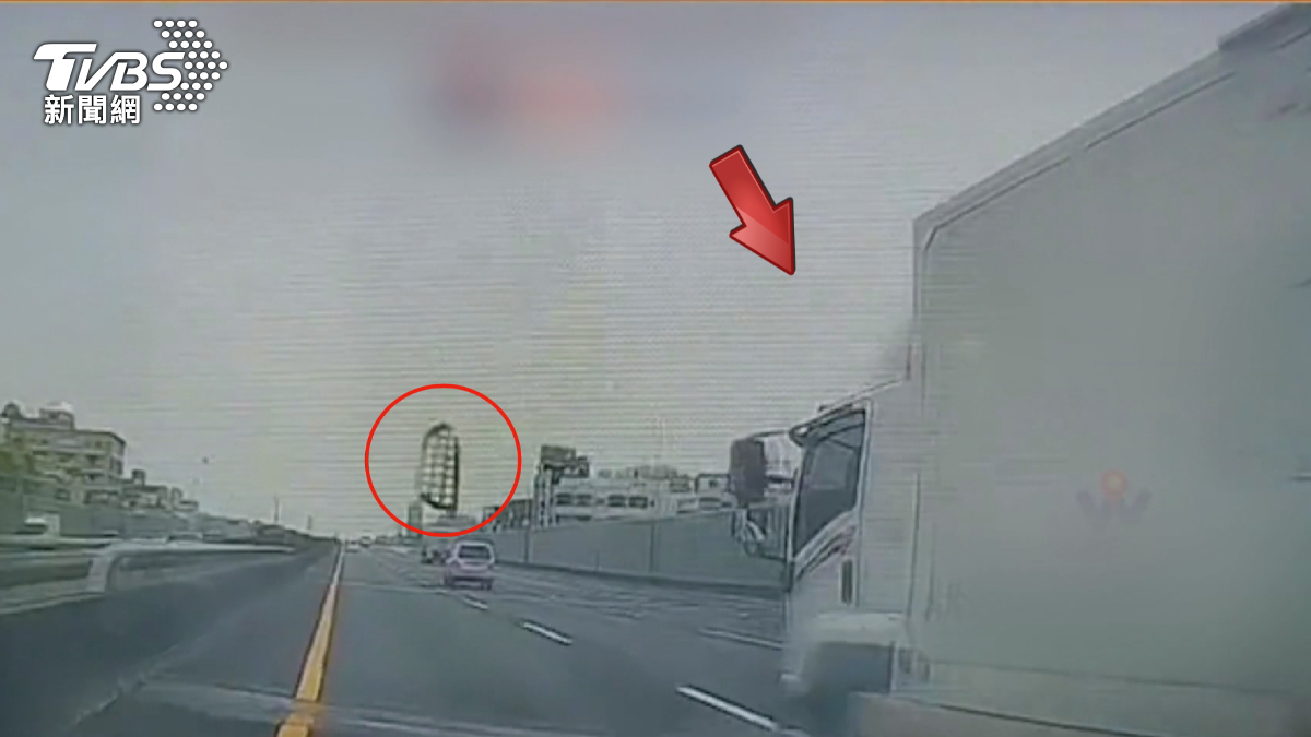 國道貨車突爆胎「碎片狂噴」後方車輛駕駛及時應變閃避,經檢查僅板金輕微受損。(圖/翻攝WoWtchout)