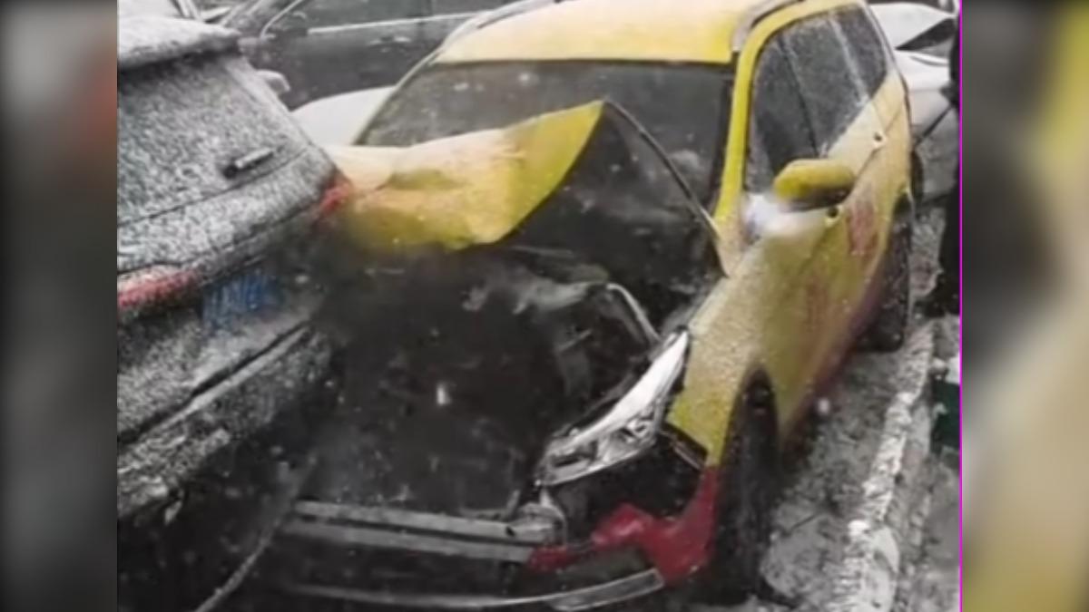 因為暴雪，吉林琿烏高速公路數10輛車失控連環追撞。（圖／新京報）