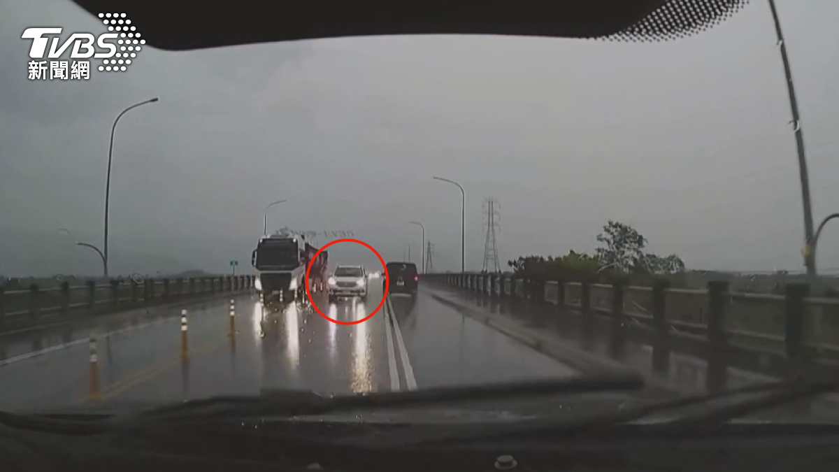 宜蘭地區,駕駛發現竟有一輛小客車逆向迎面而來,眾人嚇壞急忙閃躲。(圖/翻攝Threads_hsby718148)