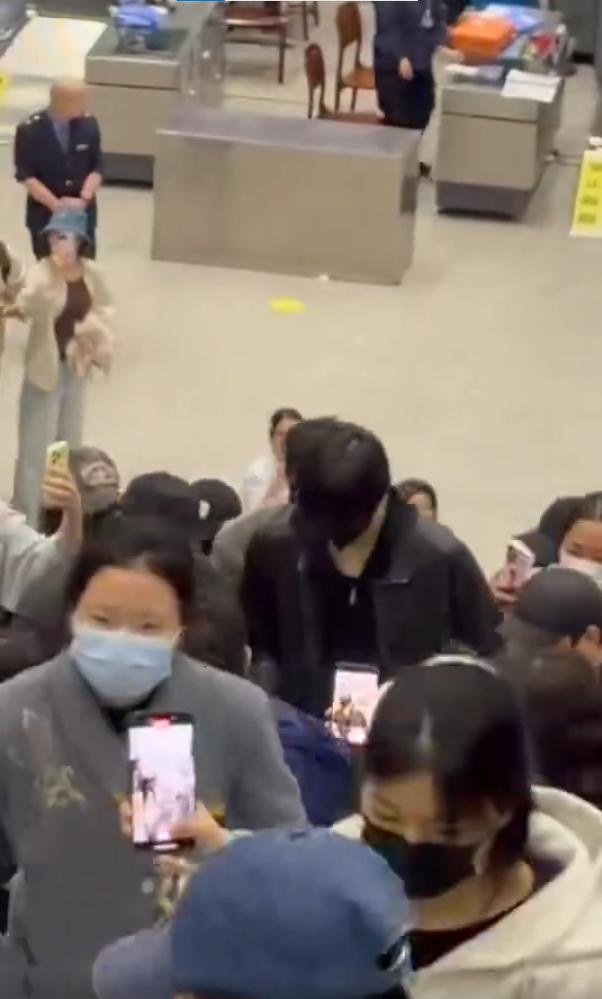 張凌赫日前在高鐵站遭到私生及代拍包圍。(圖/翻攝自微博)
