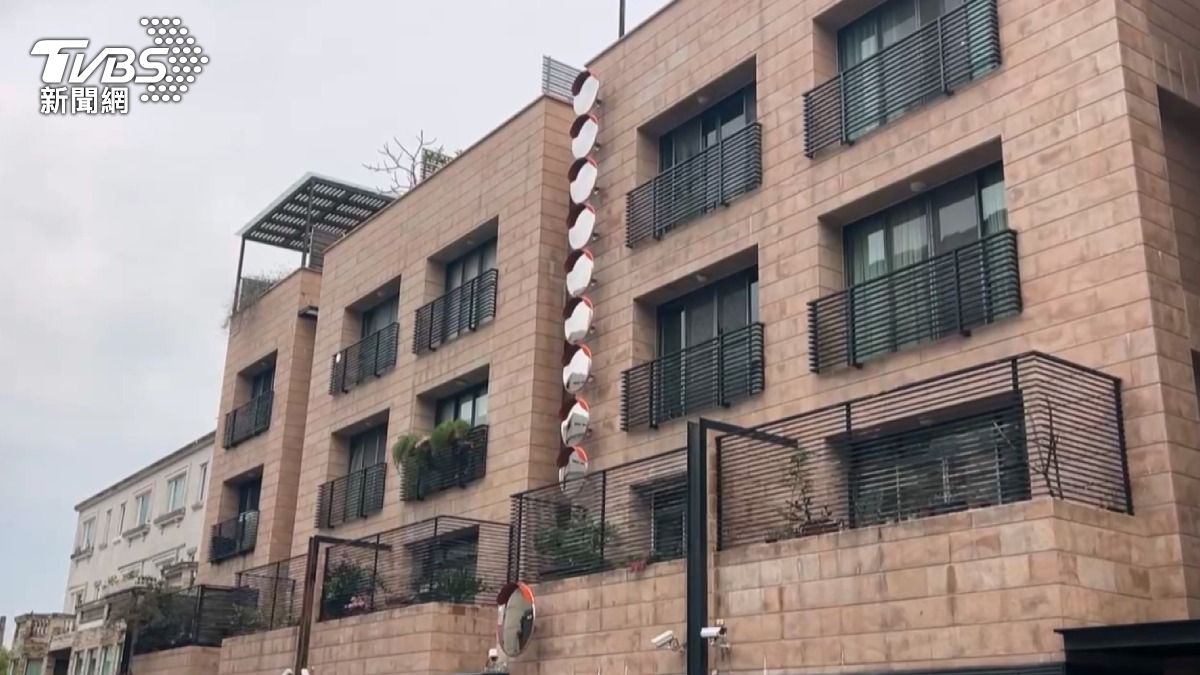 台南民宅外牆掛10面反光鏡疑擋「壁刀煞」 命理老師出解方了
