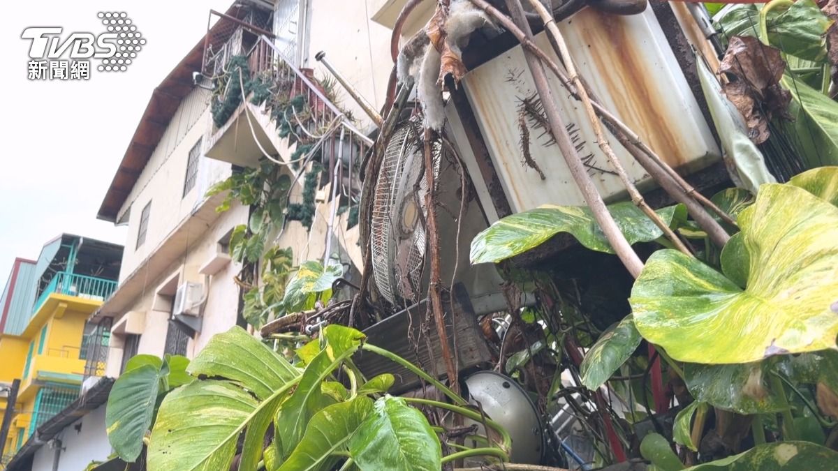 因屋主長期囤積大量垃圾雜物,5日凌晨圍牆不堪負荷突然倒塌。(圖/TVBS)