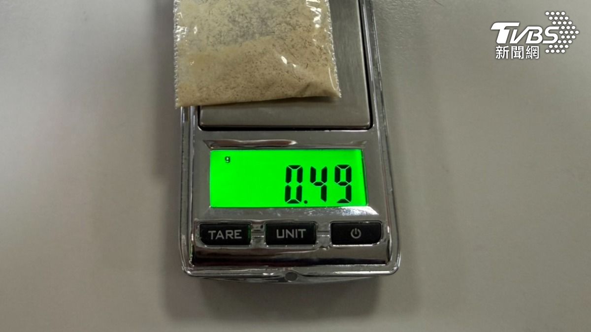 男把飯店房間當作臨時毒品分裝場,警方當場查獲大量毒品、吸食器、磅秤等證物。(圖/TVBS)