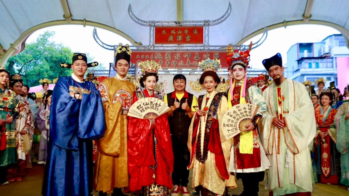 草爺（左起）、柯大堡、本本江佑真、賴銘偉、郎祖筠、李吉祥、亮哲。（圖／大溪鳳山寺廣澤宮提供）