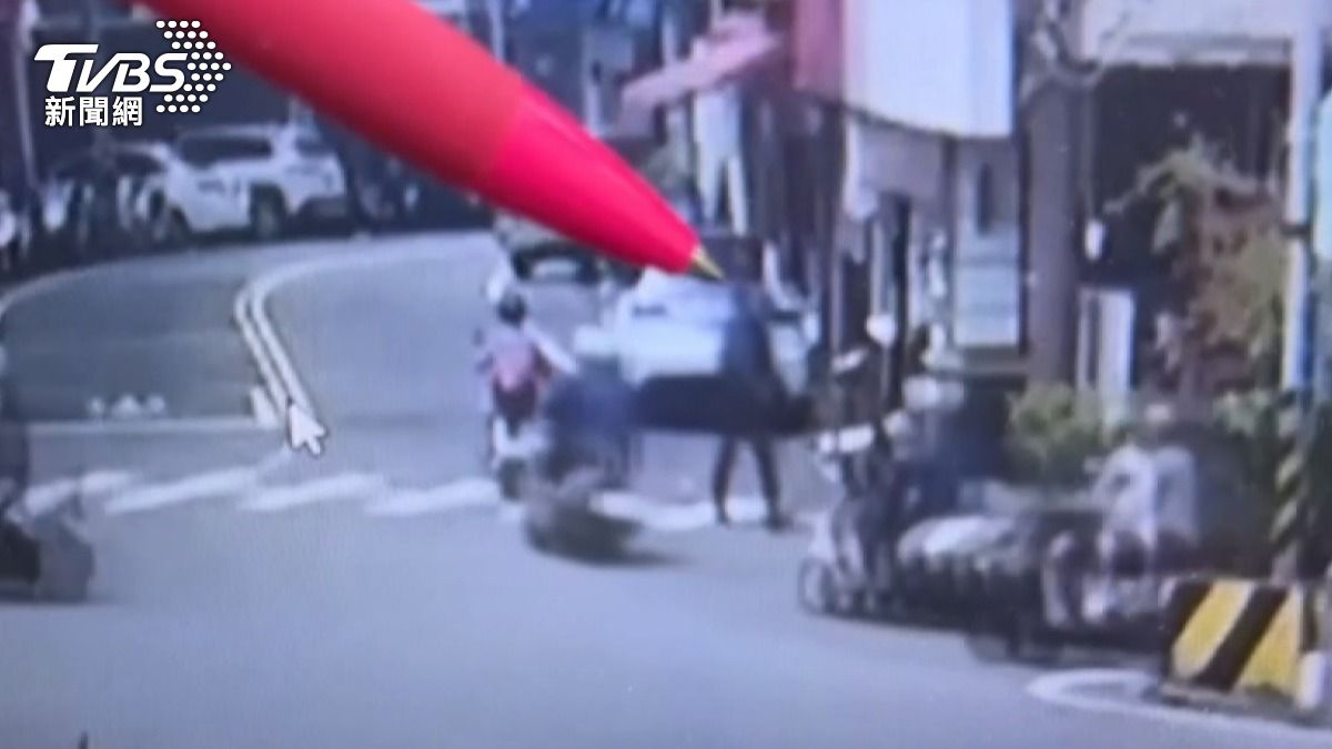 48歲邱姓男子持菜刀闖入環市路一段的菜市場，揮刀追逐現場民眾。(圖／TVBS)