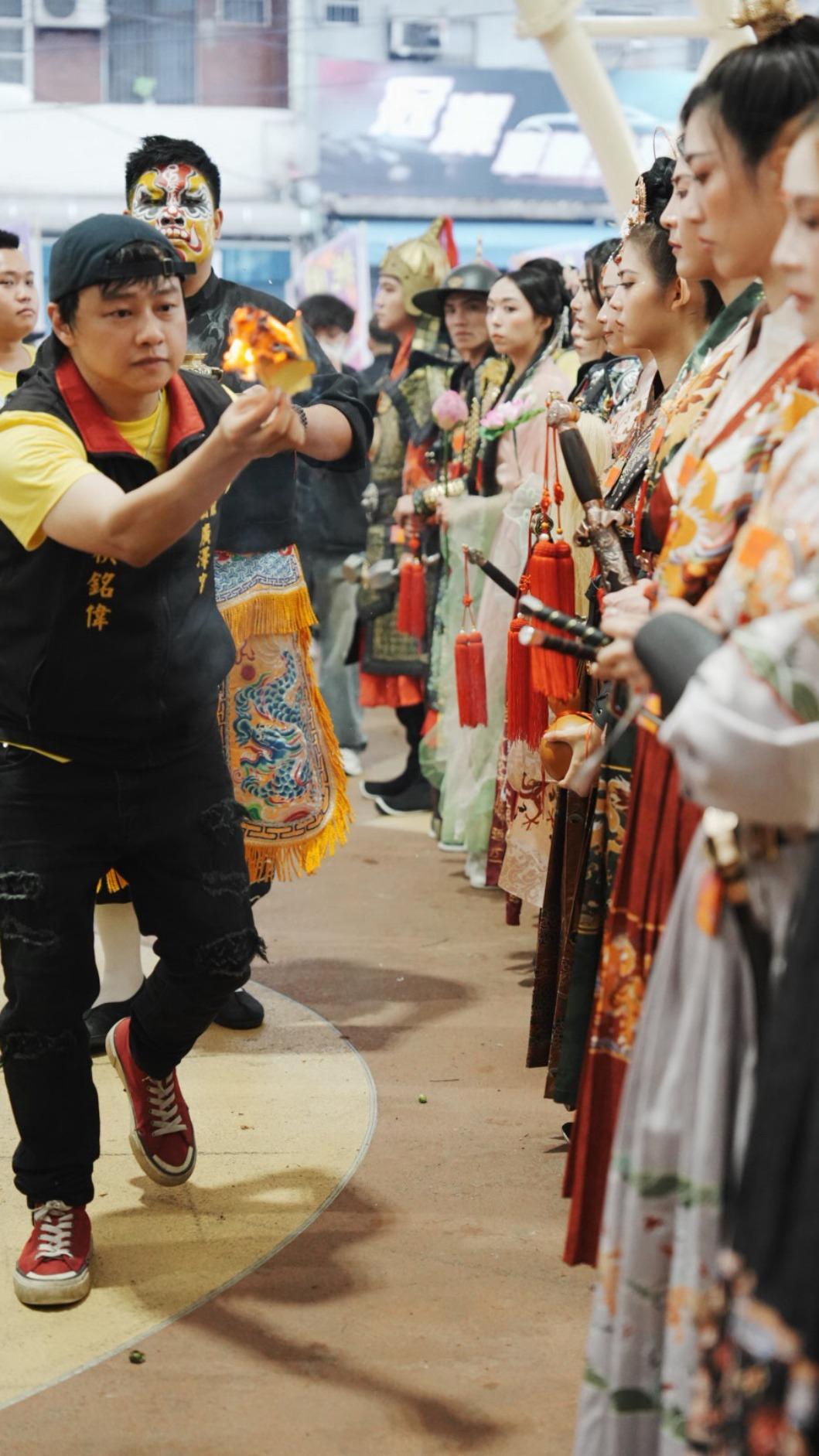賴銘偉為眾仙開光。(圖/大溪鳳山寺廣澤宮提供)
