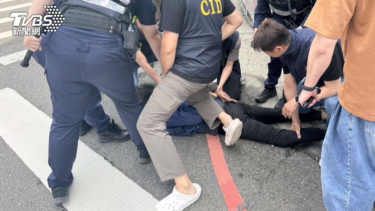 警方獲報後迅速趕抵現場，當場將邱男壓制逮捕。(圖／TVBS)