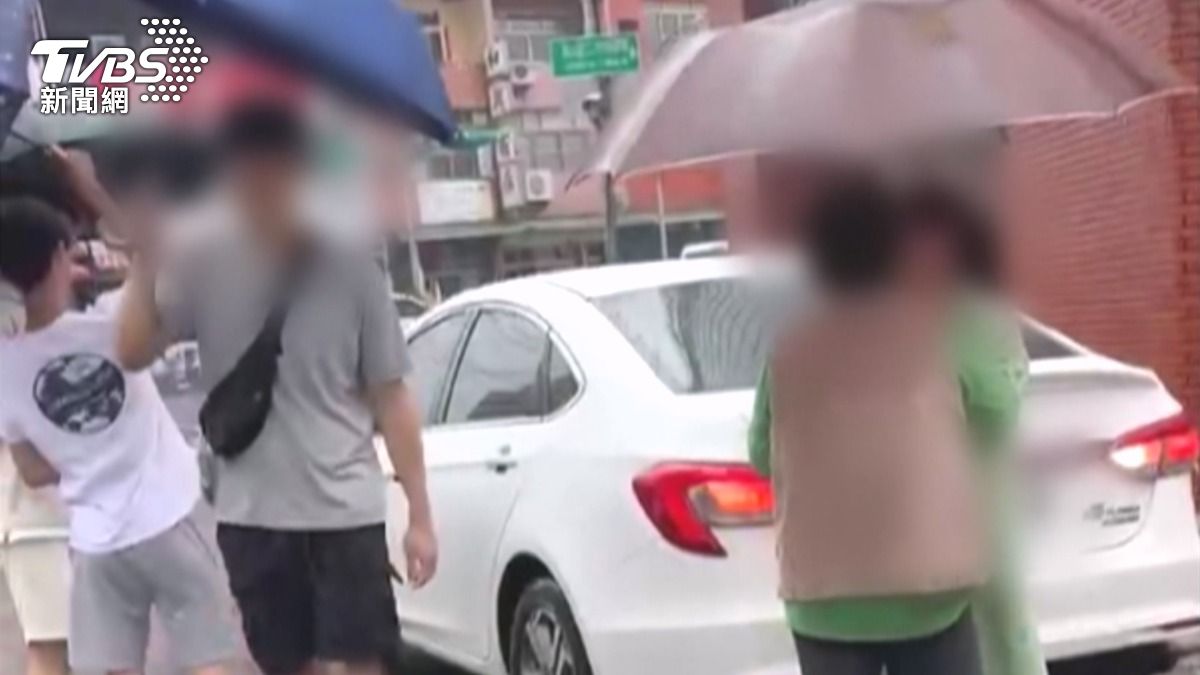 疑似自稱檢察官的女子想用人體佔車位，雙方僵持不下。(圖／民眾提供)