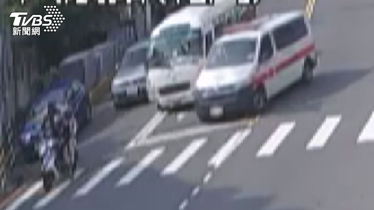 觀光巴士司機「酒測1.44」擅開公車上路,撞車肇逃遭救護車攔下 。(圖/民眾提供)