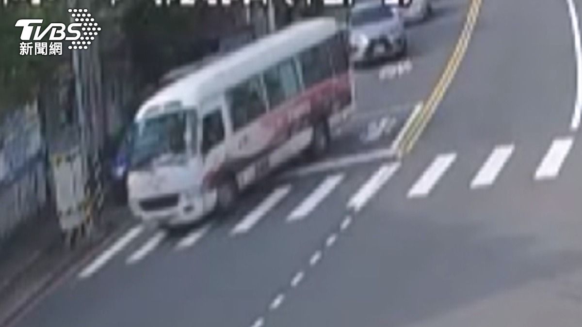 車輛一路蛇行,隨後擦撞路旁停放的灰色休旅車。(圖/民眾提供)