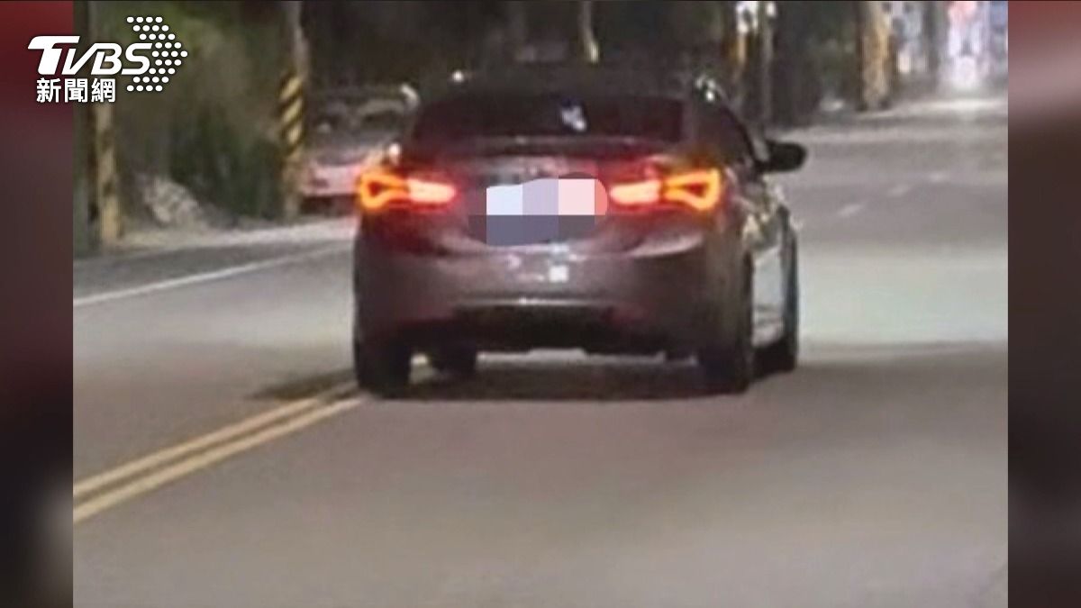 駕駛肇逃家長怒拍車牌,警已掌握車主。(圖/TVBS)